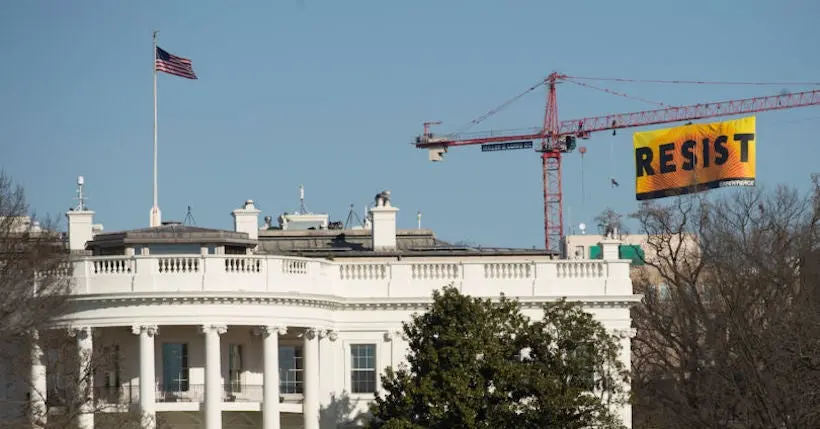 Greenpeace a déployé une bannière géante anti-Trump à côté de la Maison-Blanche
