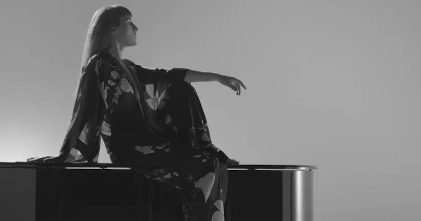 Clip : en tête à tête avec son piano, Juliette Armanet chante “L’Amour en solitaire”