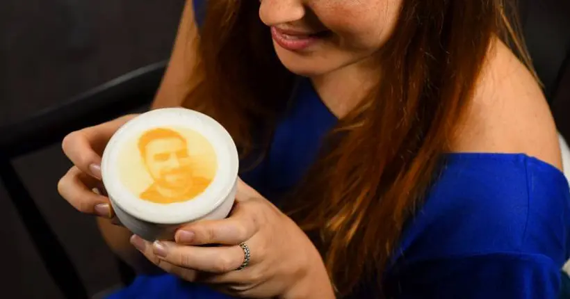 Dans ce pop-up londonien, le visage de votre prochain date s’affiche sur votre café