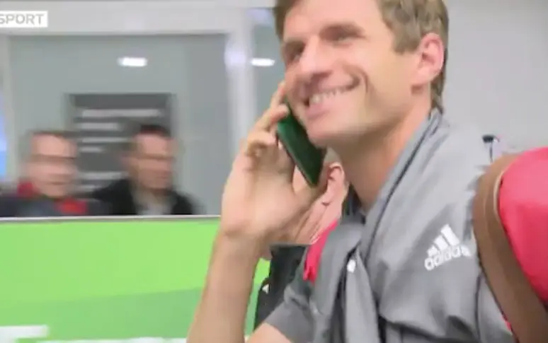 Vidéo : pour piéger des journalistes, Thomas Müller téléphone à l’aide de son… passeport