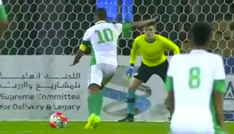 Vidéo : dans un match de U17, un attaquant remplace son gardien expulsé et arrête un penalty