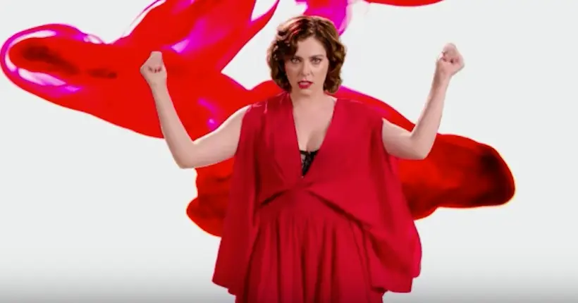 Crazy Ex-Girlfriend : Rachel Bloom met en ligne son hymne au sexe pendant les règles, “trop sale pour la télé US”