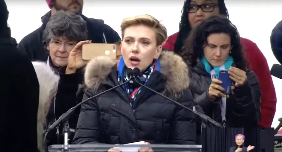 Vidéo : à la Women’s March, le discours vibrant de Scarlett Johansson