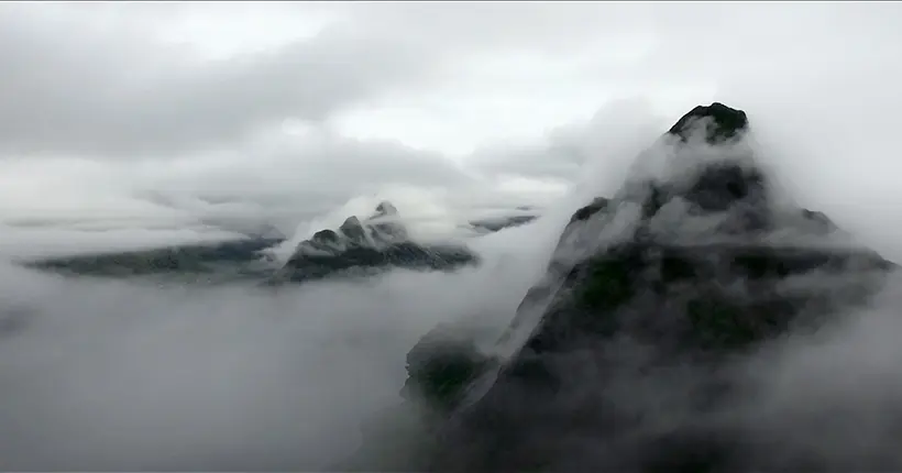 Vidéo : le survol onirique des fjords de Norvège dans la brume