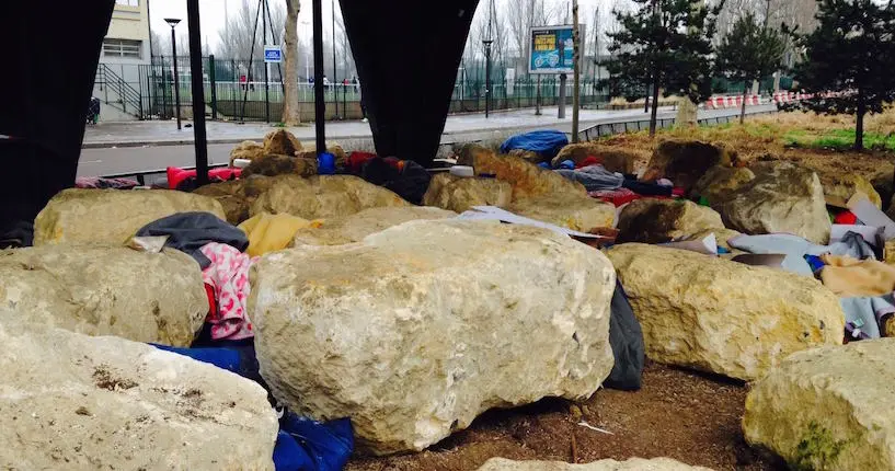 La mairie de Paris a installé des rochers “anti-migrants” près d’un centre d’accueil