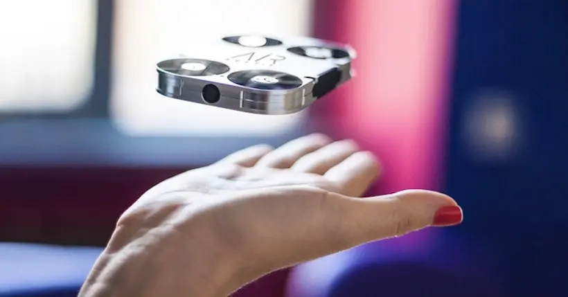 AirSelfie, le drone discret et léger qui se glisse dans votre coque de téléphone