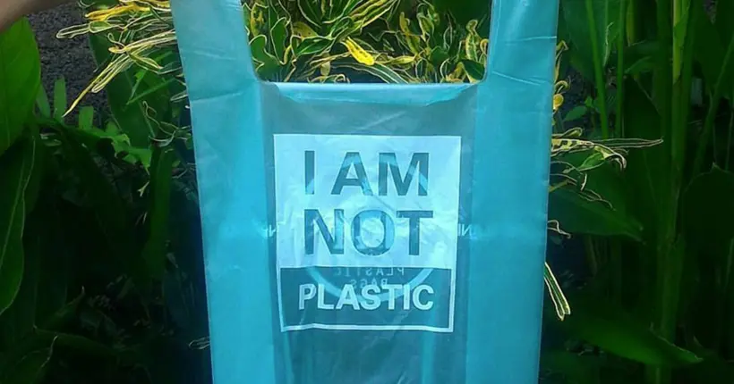 En Indonésie, au lieu de jeter son sac plastique, on peut le boire
