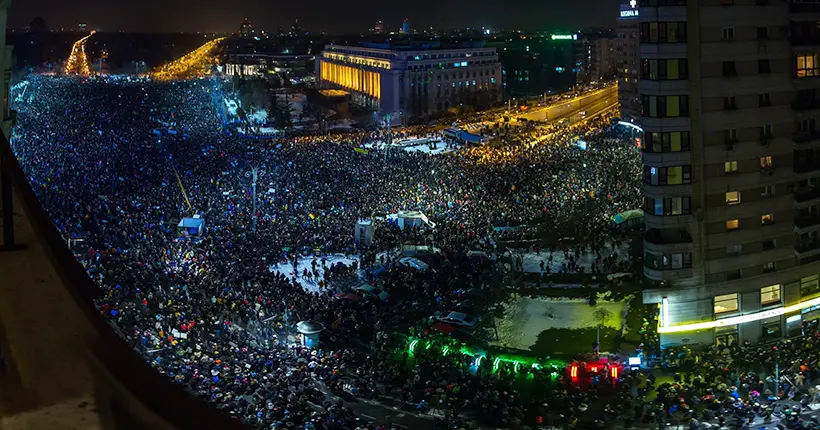 Les Roumains manifestent par centaines de milliers contre la corruption dans leur pays