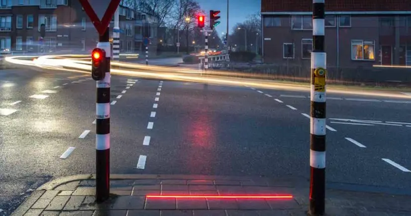 Des feux tricolores au sol pour sauver les accros au smartphone