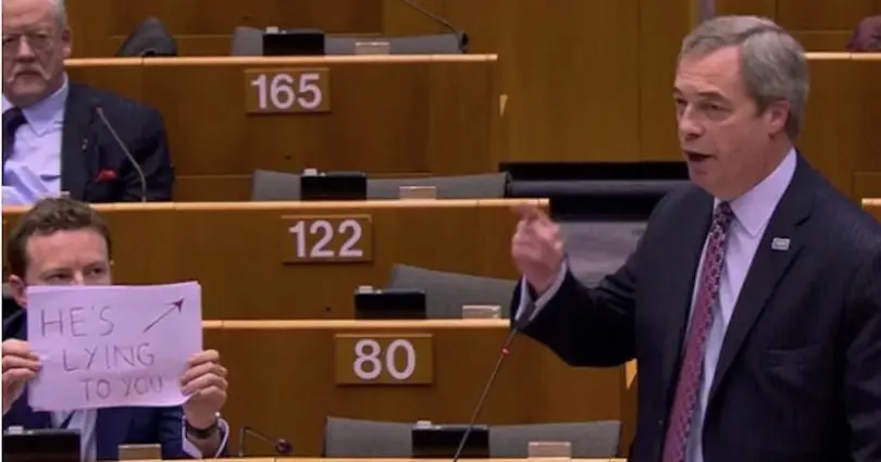 Un eurodéputé britannique a trollé Nigel Farage en pleine session parlementaire