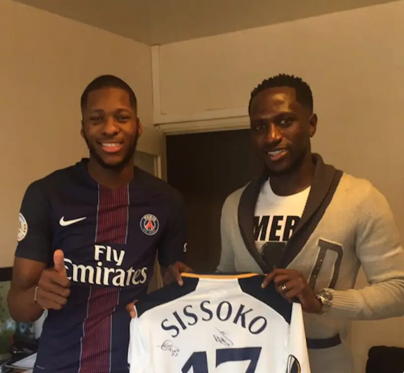 Moussa Sissoko a rendu visite à Théo à Aulnay-sous-Bois pour lui offrir un maillot