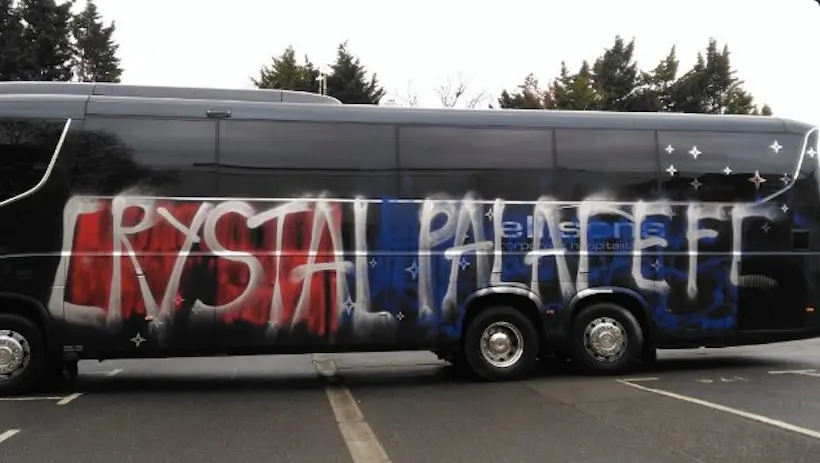 Des fans de Crystal Palace veulent vandaliser le bus de leurs adversaires, par erreur ils repeignent le leur