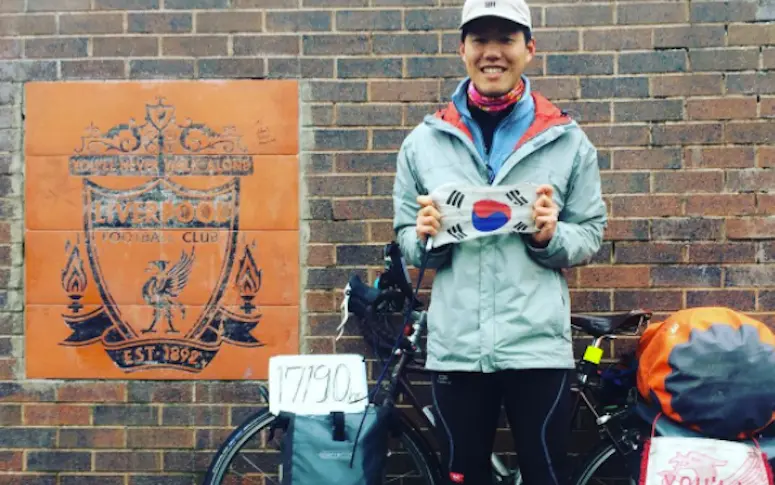 Un Sud-Coréen parcourt 17 000 kilomètres à vélo pour assister à un match de Liverpool