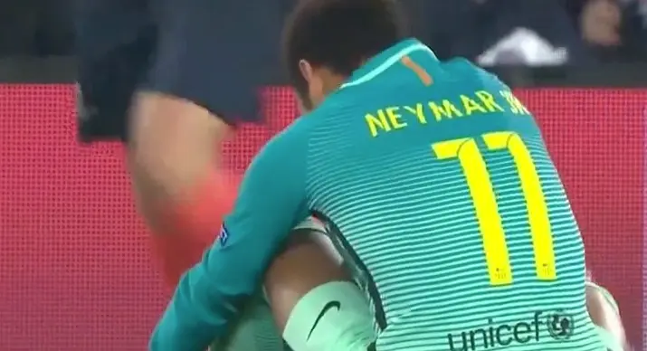 Vidéo : apprends à faire tes lacets avec Neymar et Petit Ours Brun