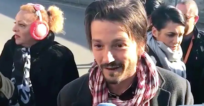 Diego Luna porte un message anti-Trump devant le mur de Berlin