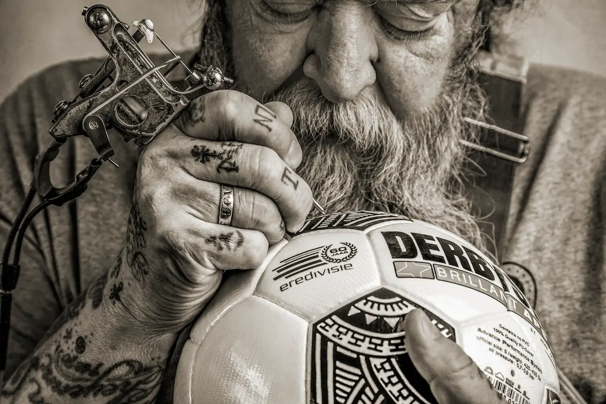 Un célèbre tatoueur néerlandais a dessiné le ballon de la prochaine saison d’Eredivisie