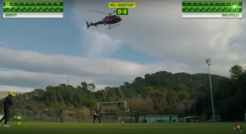 Vidéo : avec un hélico et un but volant, Mario Balotelli affronte un Youtubeur dans un défi bien loufoque
