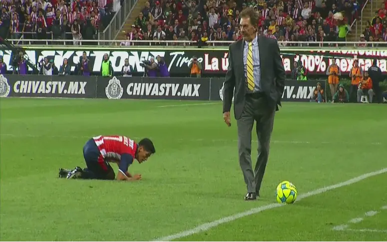 Vidéo : un entraîneur au Mexique fait un croche-patte à un joueur adverse