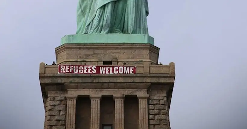 Une banderole souhaitant la bienvenue aux réfugiés déployée sur la statue de la Liberté