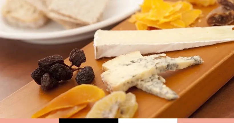 Apparemment, vous devriez boire du thé avec votre plateau de fromages