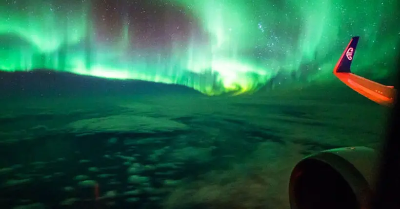 Vidéo : un avion passe au beau milieu d’une aurore australe