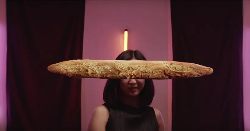 Vidéo : cette jeune fille écrase toutes sortes de pains avec son visage