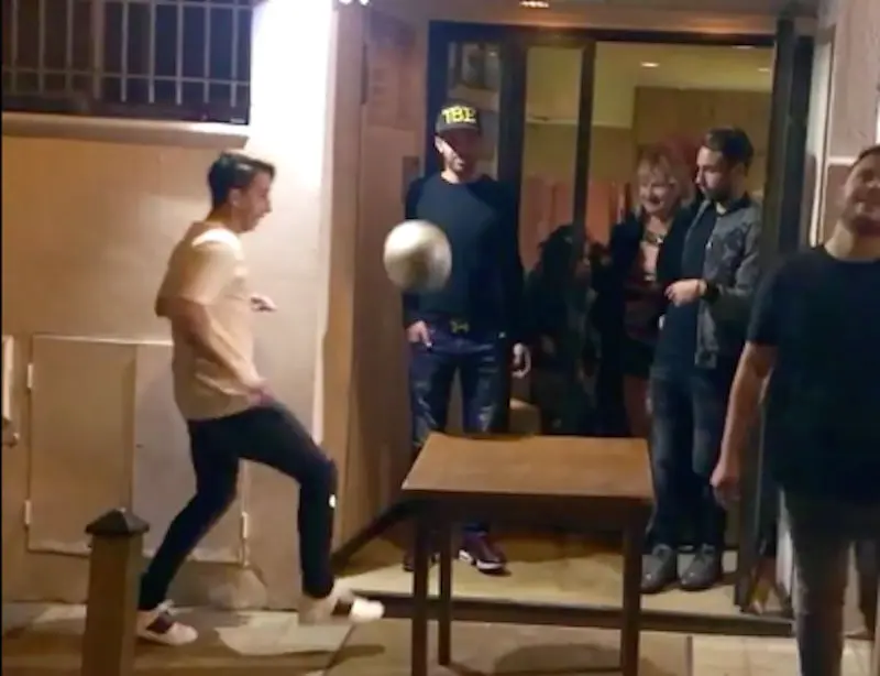 Vidéo : Maxime Lopez s’essaie au foot pong à la sortie d’un restaurant niçois