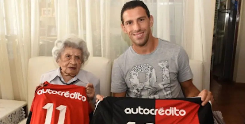 Maxi Rodríguez célèbre les 105 ans d’une supportrice des Newell’s Old Boys