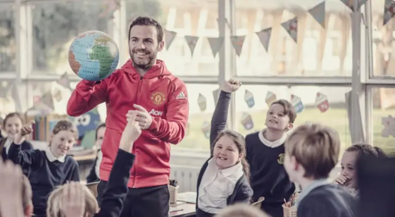 Vidéo : des joueurs de Premier League retournent à l’école pour soutenir un nouveau programme d’éducation
