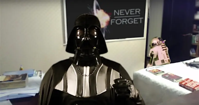 Vidéo : Dark Vador se fait interviewer en direct… quand BB-8 et R2-D2 débarquent