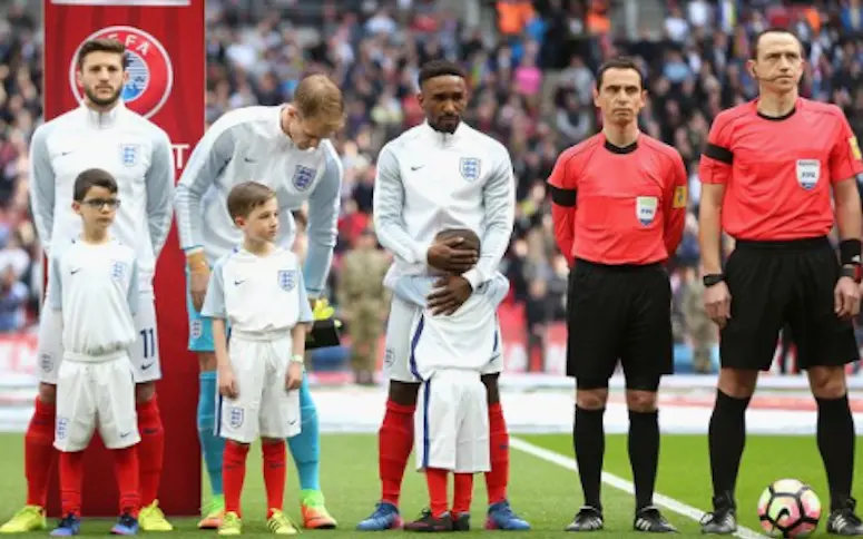 Vidéo : le jeune Bradley a accompagné Jermain Defoe sur la pelouse de Wembley