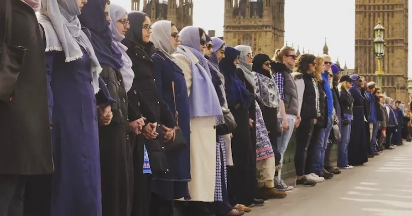 Des femmes musulmanes forment une chaîne humaine en réaction à l’attentat de Londres