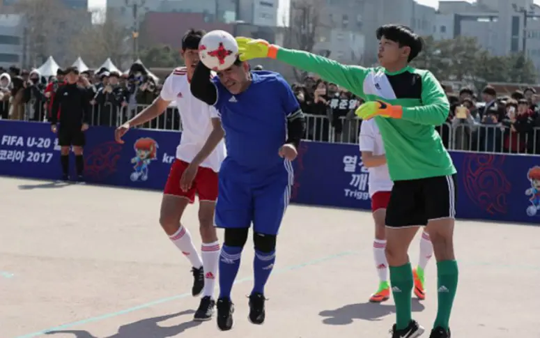 Vidéo : Maradona refait “la main de Dieu” dans un match d’exhibition