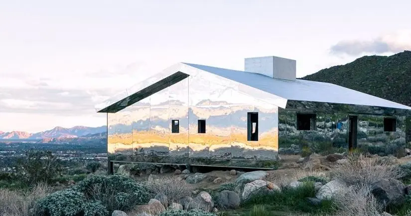 Un artiste construit une maison en miroirs dans le désert californien