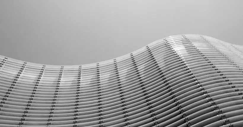 La géométrie de l’architecture tokyoïte à travers le noir et blanc de Brian Pearson