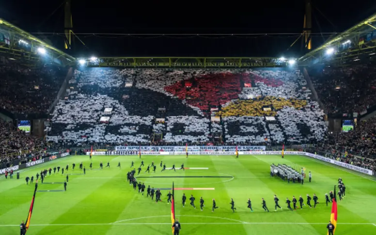 Vidéo : les hommages des supporters allemands pour la dernière de Lukas Podolski