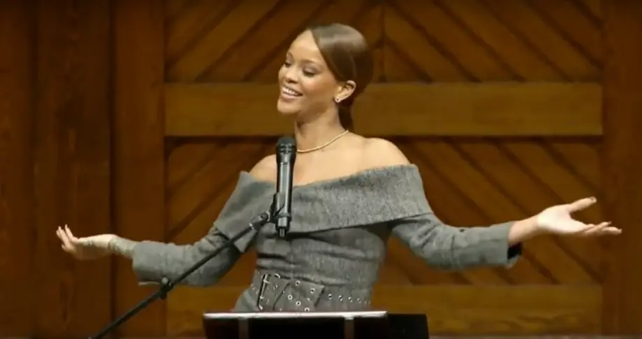 Vidéo : le discours drôle et émouvant de Rihanna, récompensée à Harvard