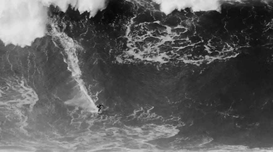 Vidéo : les vagues géantes de Nazaré en noir et blanc vont vous donner des frissons