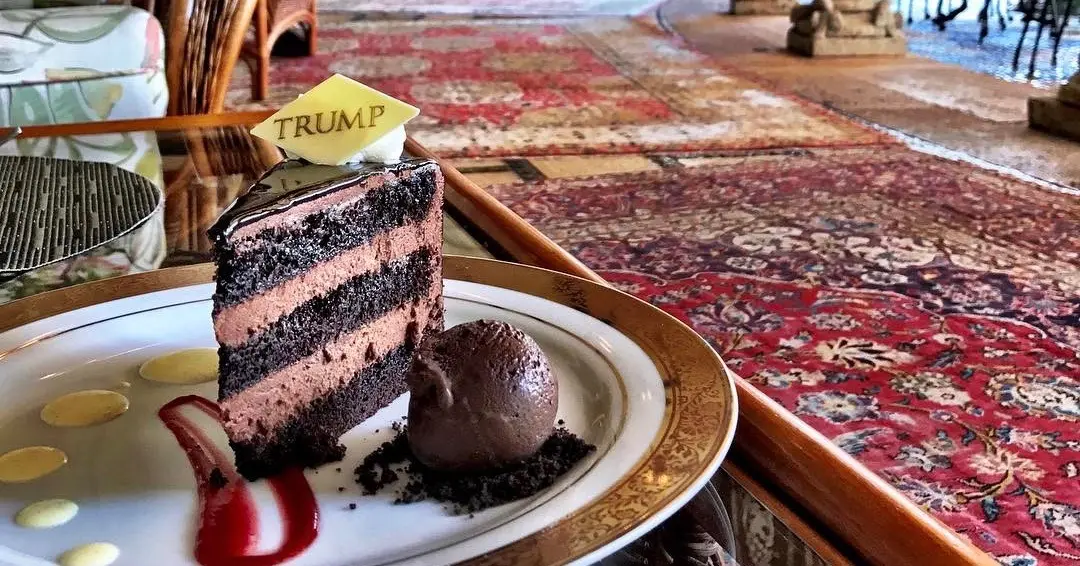Trump est si émoustillé par son gâteau au chocolat qu’il en oublie le nom du pays qu’il a bombardé