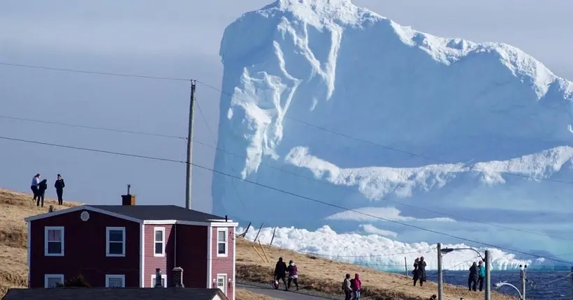 Des centaines d’icebergs dévient de leur chemin et s’incrustent sur les photos des riverains