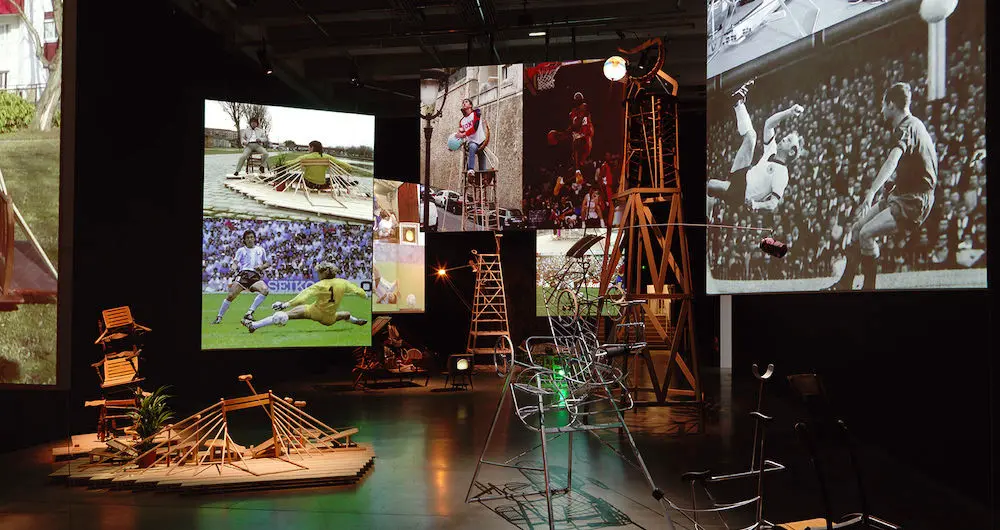 Au Palais de Tokyo, les installations de l’artiste Taro Izumi recréent de célèbres clichés de foot