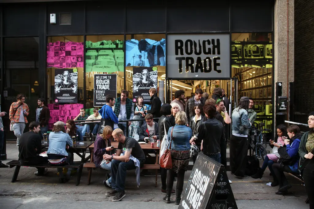Après Rock en Seine, Matthieu Pigasse investit dans le disquaire culte Rough Trade
