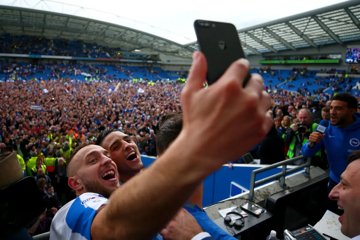 Vidéo : les joueurs de Brighton fêtent leur montée en Premier League dans un train avec leurs fans