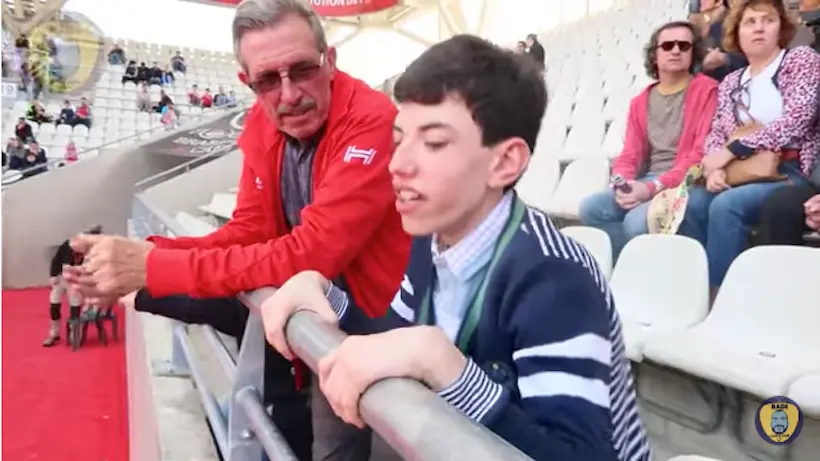 Vidéo : un jeune supporter non-voyant de Reims vit les matches grâce aux commentaires de son grand-père