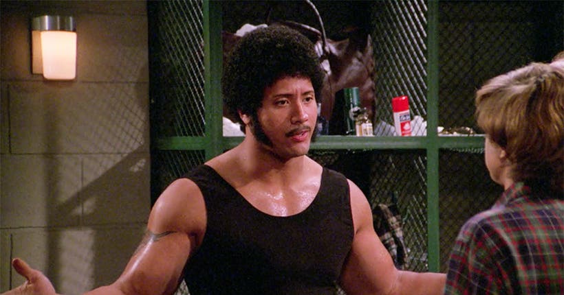 On t’a vu : Dwayne Johnson porter la coupe afro comme personne dans That ’70s Show