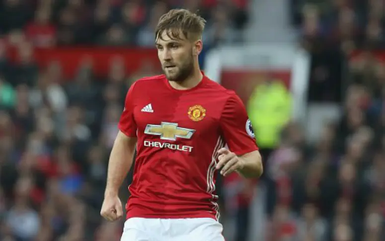 Un fan tweete une photo de Luke Shaw pendant deux mois pour attirer son attention