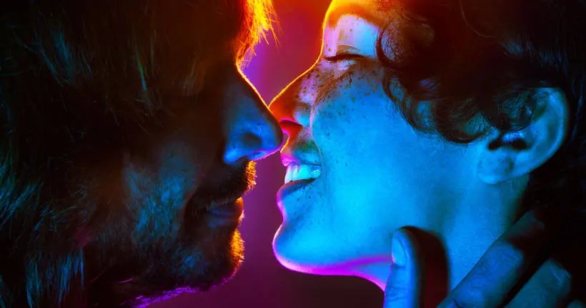 Sous les néons, Maggie West capture le magnétisme des baisers