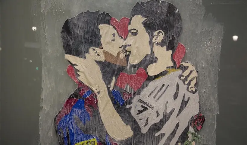 En images : un street artist peint Messi et Ronaldo s’embrassant avant le Clásico