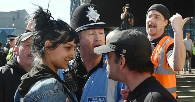 En Angleterre, la photo d’une jeune femme défiant un leader d’extrême droite devient virale