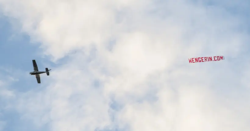 Pour la promo d’un festival de musique, une banderole “WengerIn” a survolé le derby de Manchester